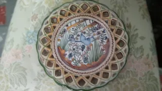 Plato decorativo de cerámica con pájaro
