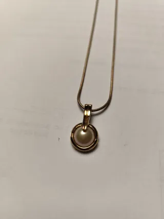 Colgante perla y cadena dorada