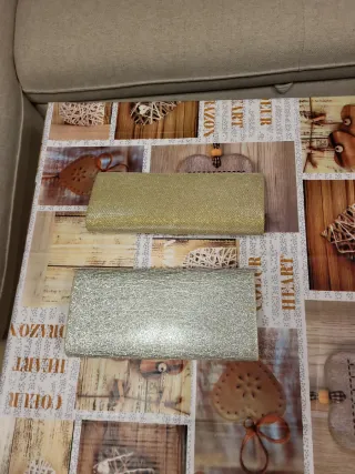 2 bolsos de mano dorados y plateados