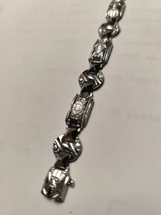 Pulsera plateada con diseño