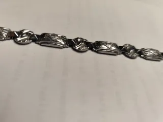 Pulsera plateada con diseño