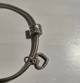 Pulsera Pandora con 3 charms y 2 clips originales