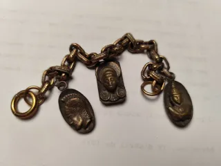 Pulsera con dijes ovalados y rectangulares