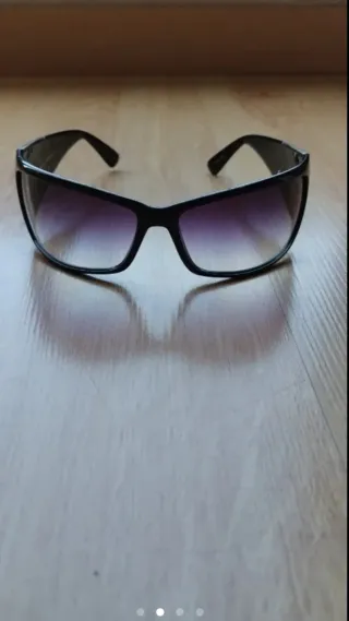 Gafas de sol Carolina Herrera negras y rosas