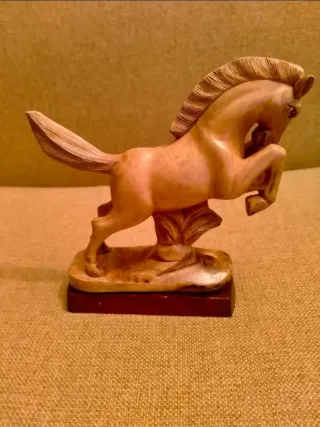 Lote 3 figuras madera:caballo, elefante, campesino