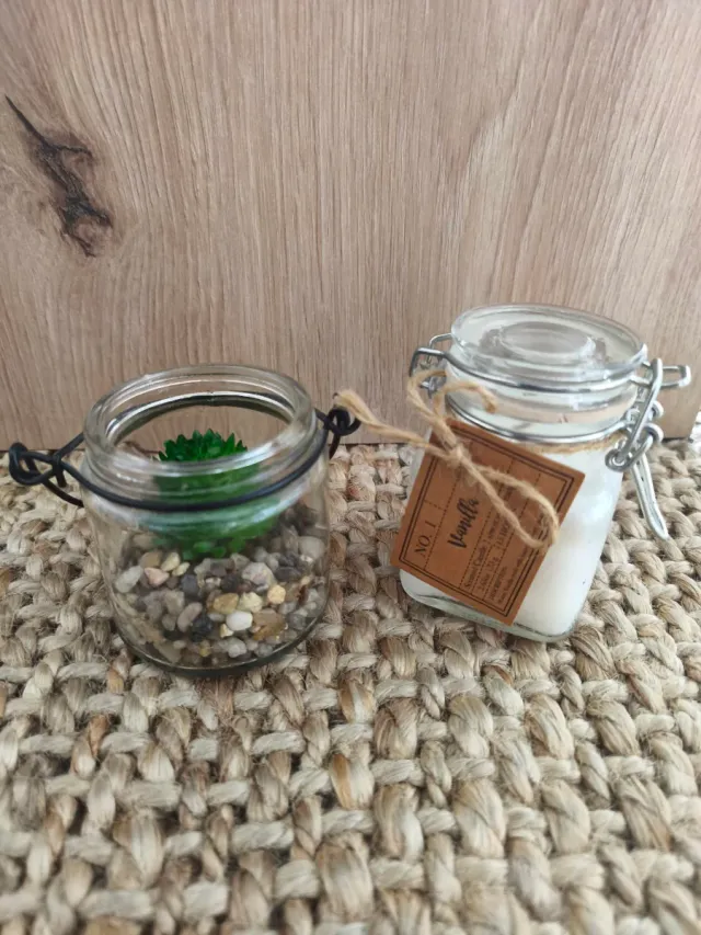 Vela decorativa y planta artificial