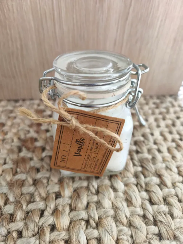 Vela decorativa y planta artificial