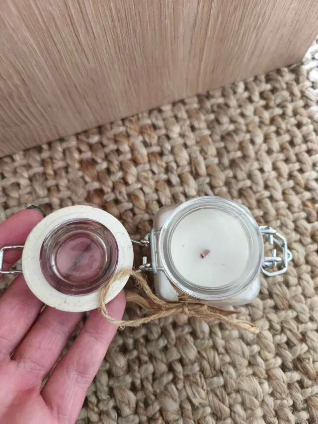 Vela decorativa y planta artificial