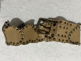 Cinturón beige con tachuelas doradas