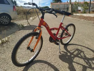 Bicicleta infantil roja