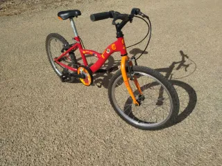 Bicicleta infantil roja