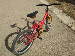 Bicicleta infantil roja