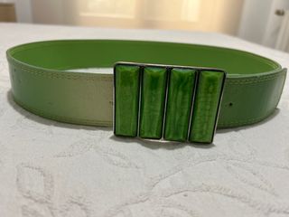 Cinturón verde con hebilla decorativa
105 cm 
6 cm