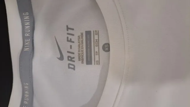 Camiseta deportiva Nike chica blanca