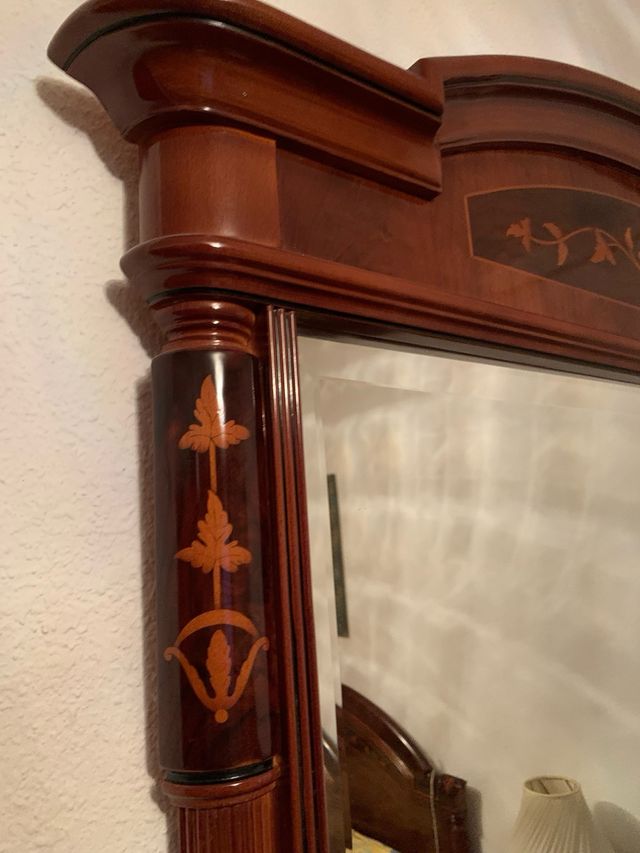 Dormitorio clásico madera noble con incrustaciones