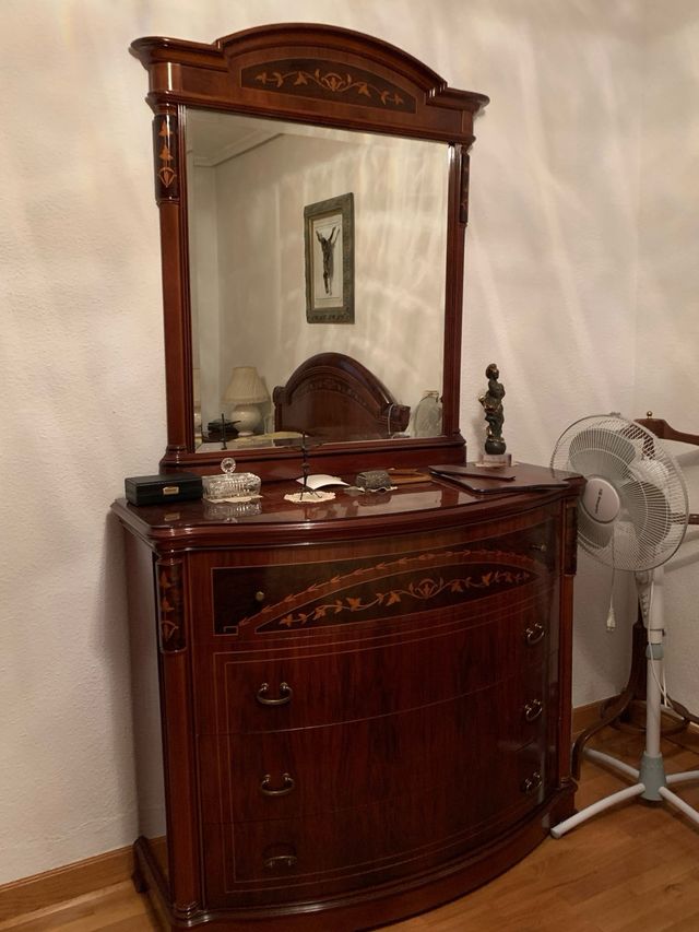 Dormitorio clásico madera noble con incrustaciones