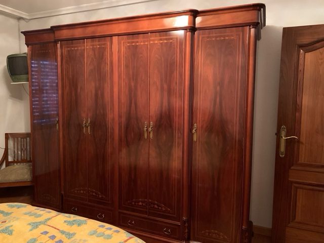 Dormitorio clásico madera noble con incrustaciones