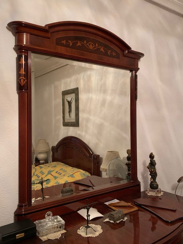 Dormitorio clásico madera noble con incrustaciones