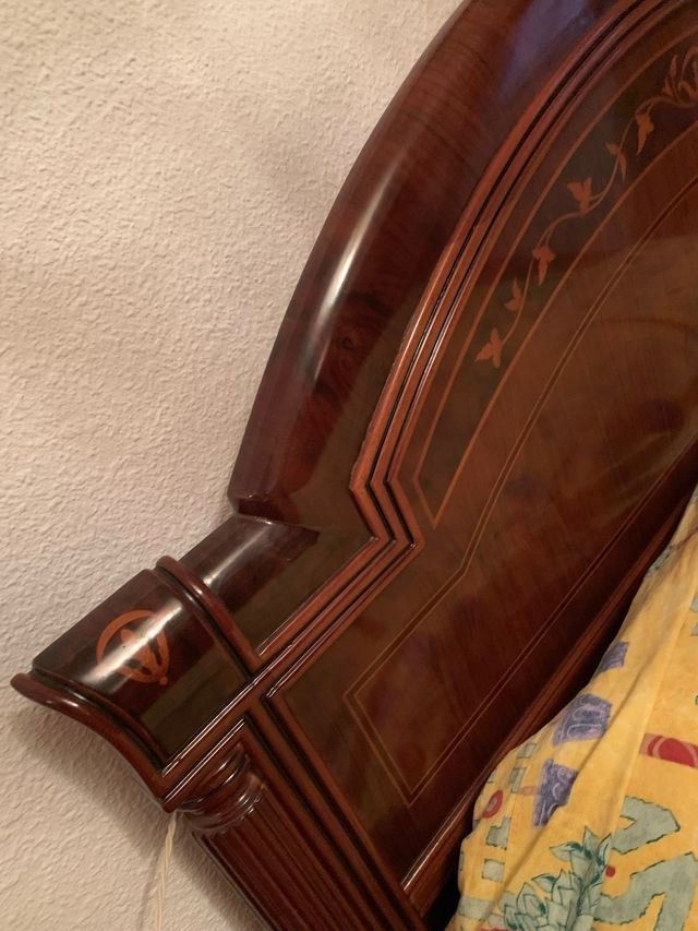 Dormitorio clásico madera noble con incrustaciones
