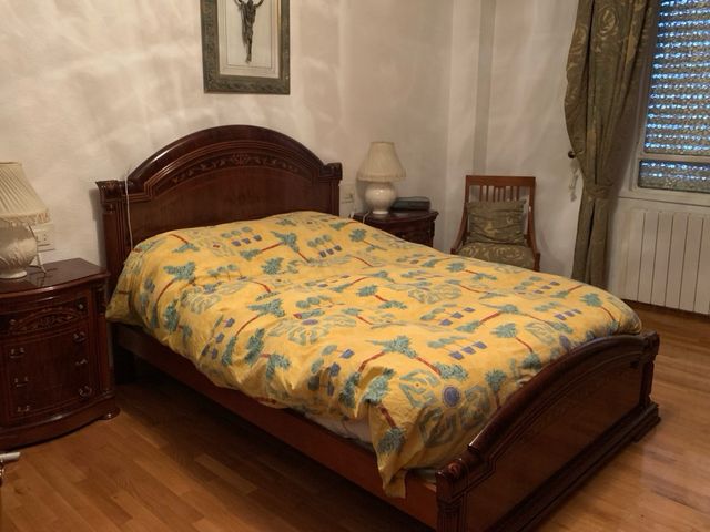 Dormitorio clásico madera noble con incrustaciones