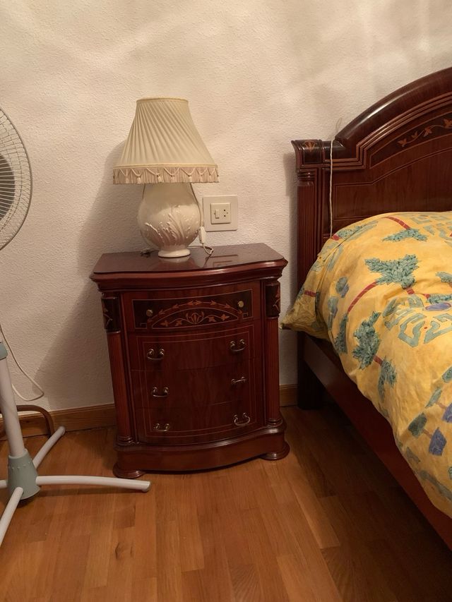 Dormitorio clásico madera noble con incrustaciones