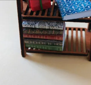 Estantería de madera.Casa Muñecas escala 1:12