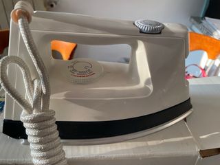 Ferro da stiro a vapore bianco