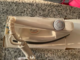 Ferro da stiro a vapore bianco