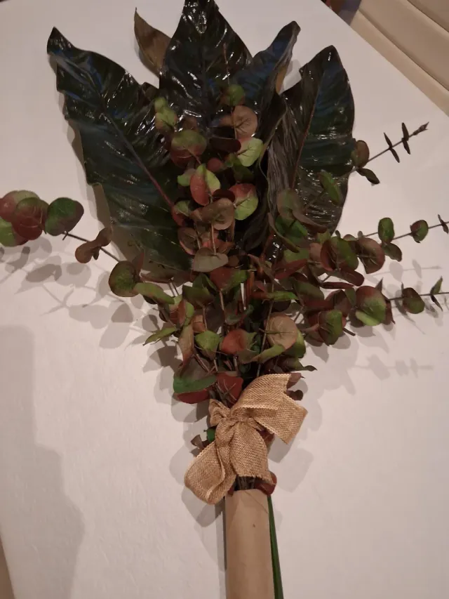 Ramo de hojas decorativas