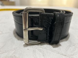 Cinturón negro piel efecto cocodrilo 
110 cm
5 cm