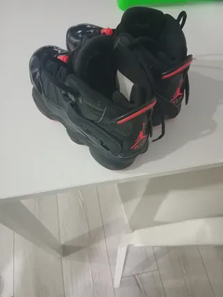 Zapatillas Jordan Air Negras y Rojas