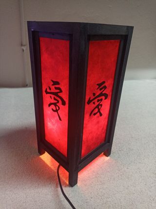 Lampada da tavolo in carta e legno