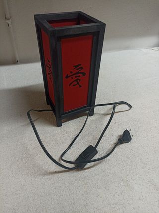 Lampada da tavolo in carta e legno