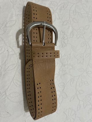 Cinturón ancho con hebilla plateada  
110 cm
6 cm
