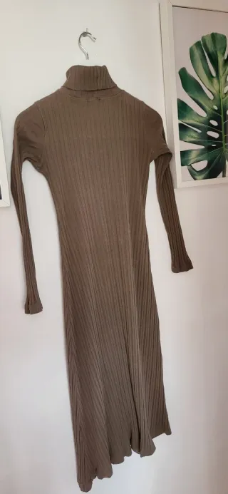 Vestido Zara canalé cuello alto marrón