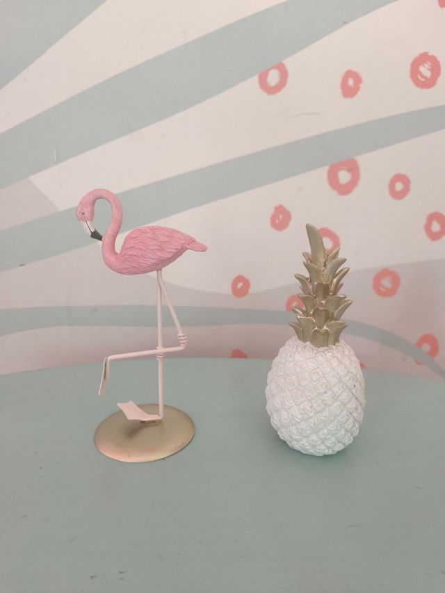 Figuras decorativas flamenco y piña