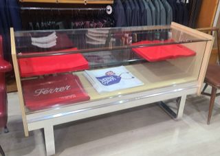 Mostradores de tienda con vitrina