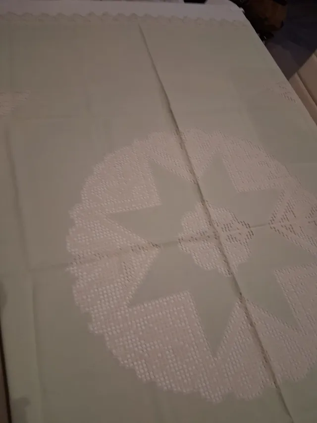 Mantel verde con encaje