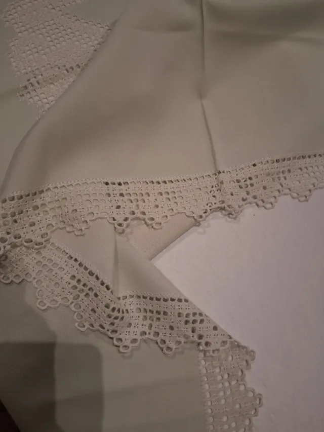 Mantel verde con encaje