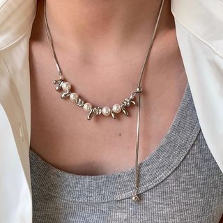 Collar perlas y metal plateado