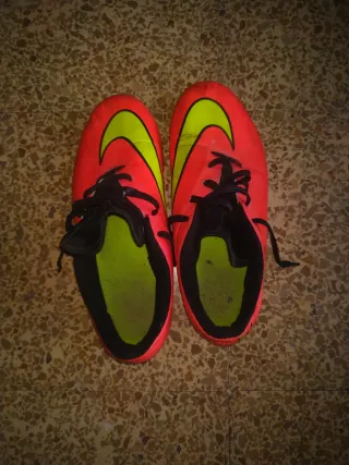 Botas de fútbol Nike naranjas y verdes