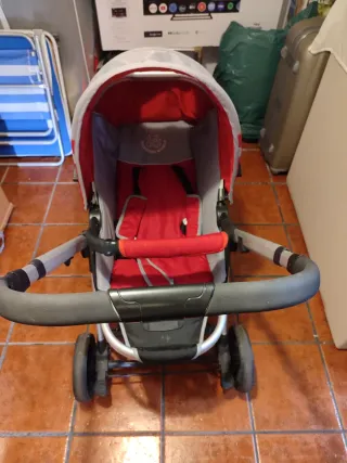 Carro de bebé rojo y gris