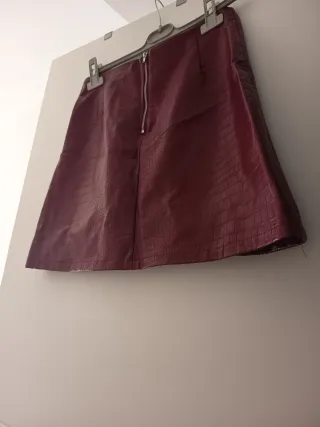 Falda granate cuero sintético