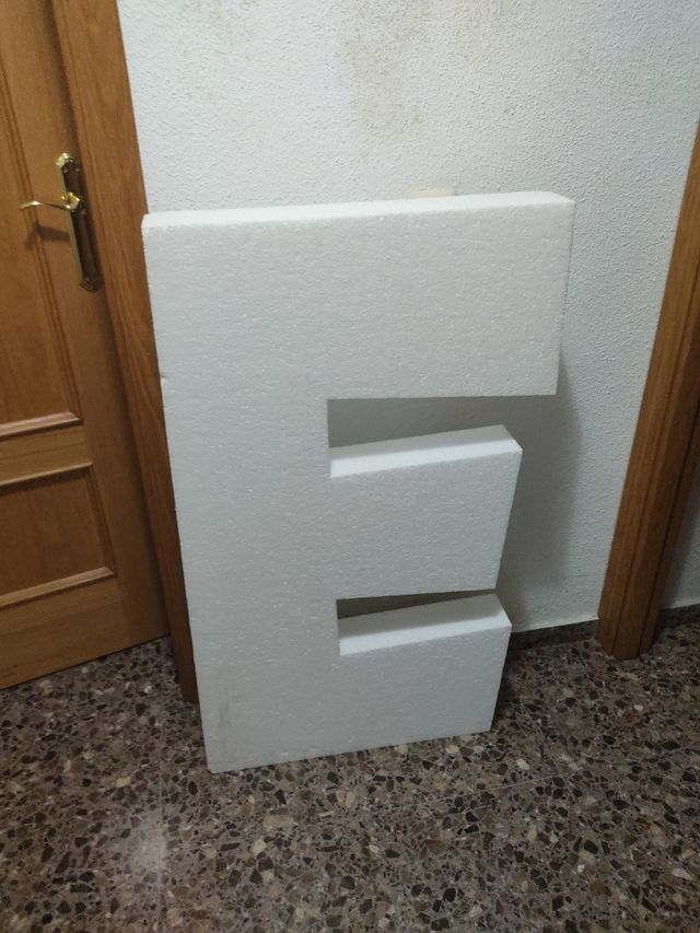 Letra E de corcho blanca