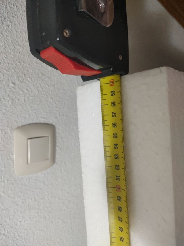 Letra E de corcho blanca