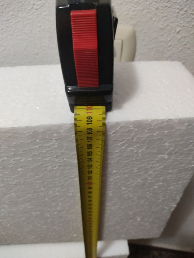 Letra E de corcho blanca