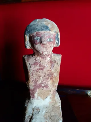 Figura egipcia de madera policromada.
