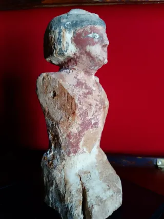 Figura egipcia de madera policromada.
