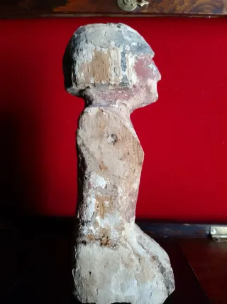 Figura egipcia de madera policromada.
