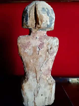 Figura egipcia de madera policromada.
